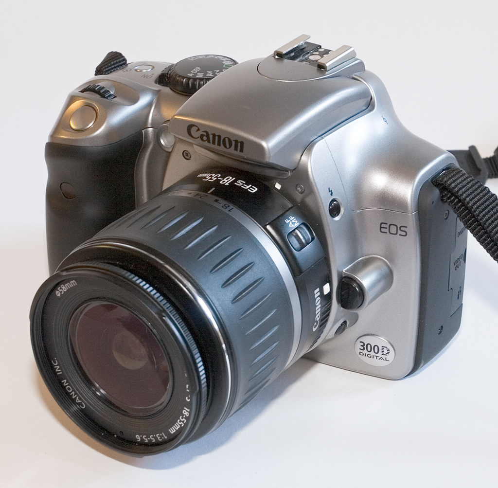 Canon EOS 300D. Kaamerat kahjuks enam alles ei ole aga see <em>kit</em> objektiiv seisab endiselt riiulis. Ja see polegi nii halb kui tavaliselt räägitakse... Foto Sven Storbeck/Wikimedia.