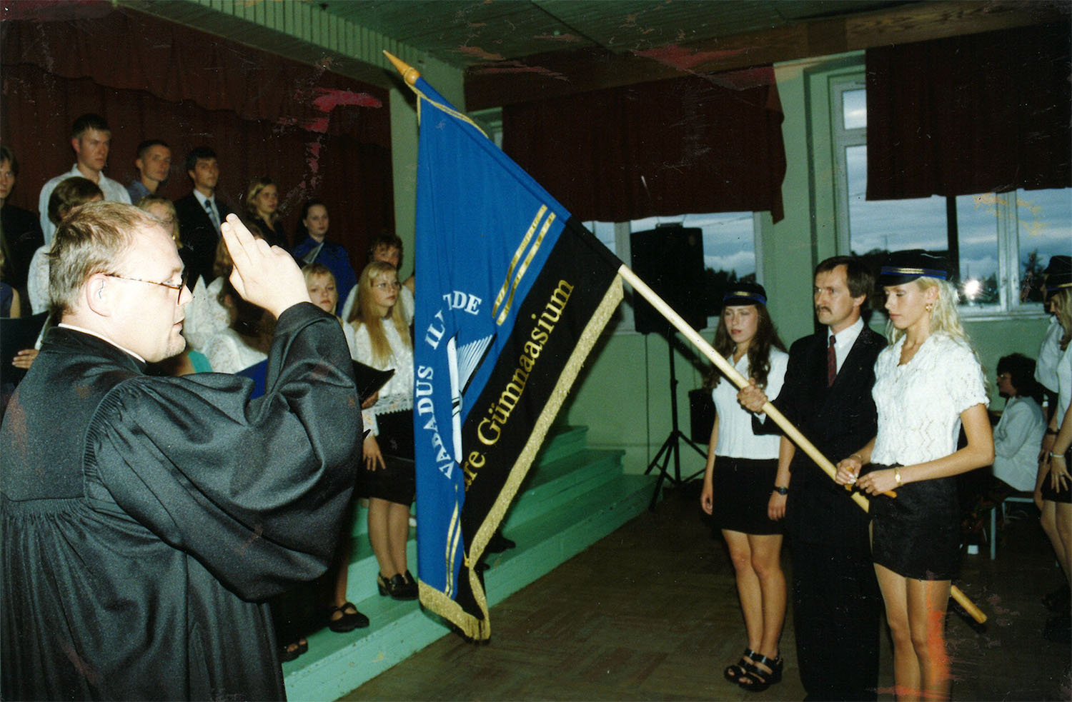 EELK Kuressaare Laurentiuse koguduse õpetaja Hannes Nelis õnnistab kooli lipu / KG arhiiv