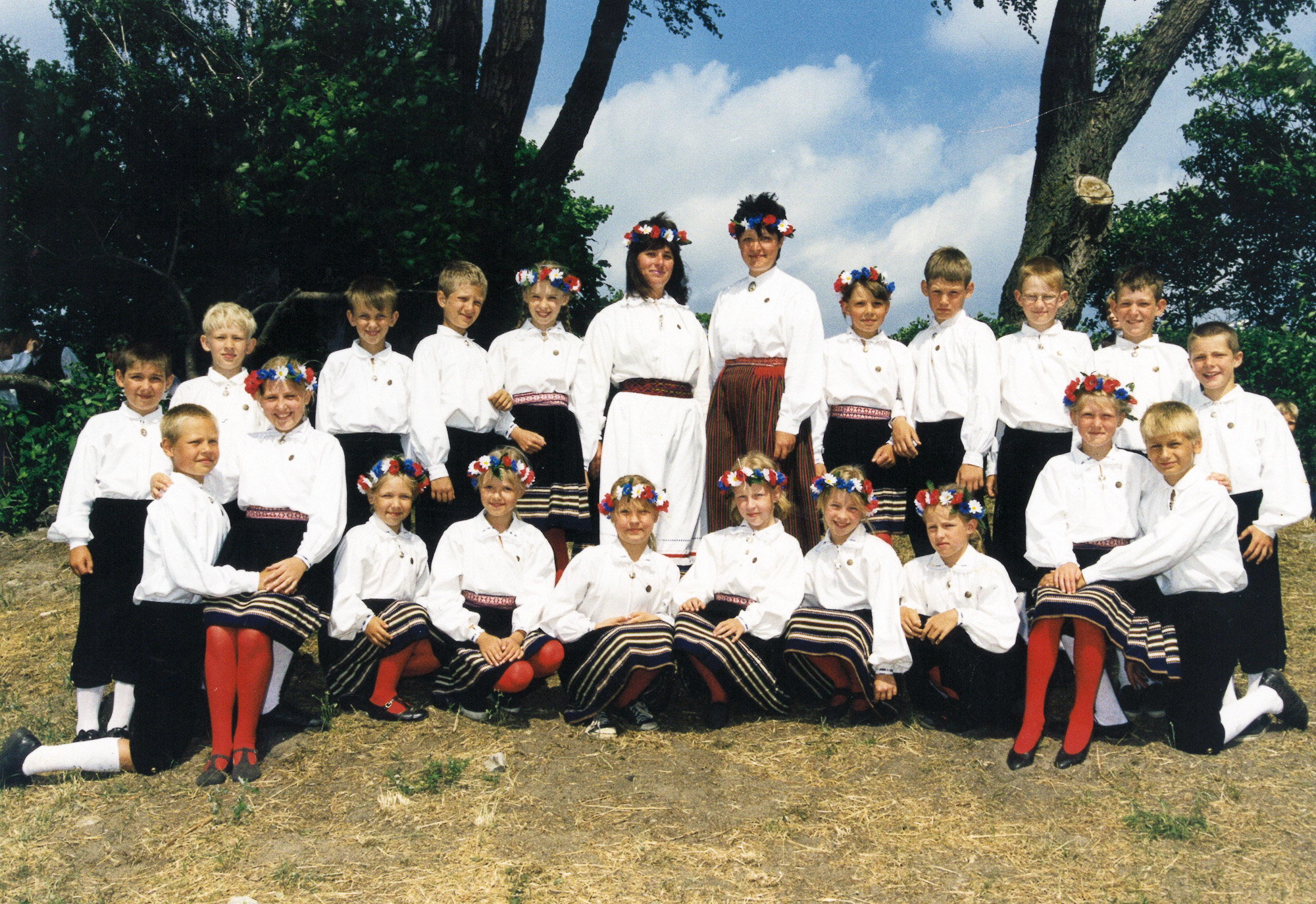 Vanalinna kooli rühm XVI tantsupeol "Talismani tantsud" aastal 1999. Leia fotolt praegune Meie KG peatoimetaja! / erakogu